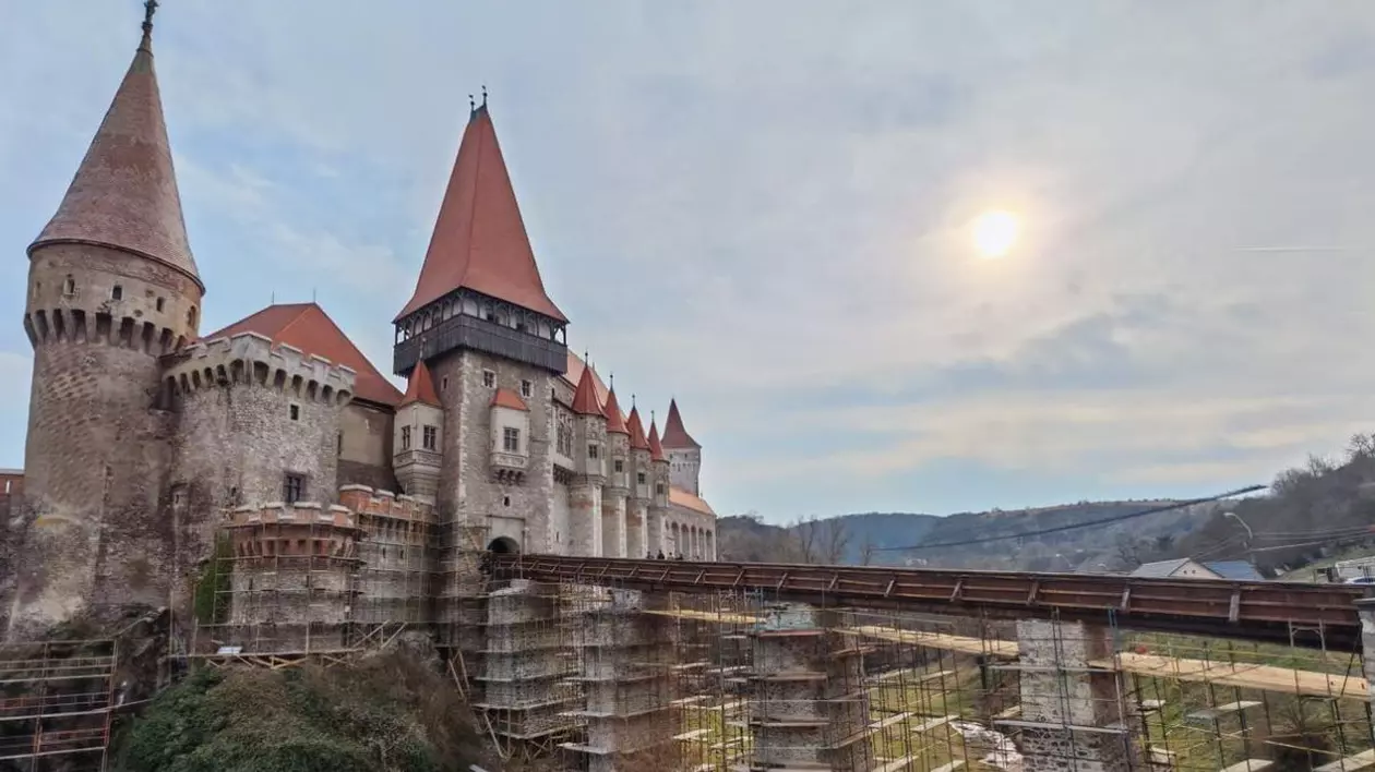 Castelul Corvinilor, în mijlocul lucrărilor de reparații