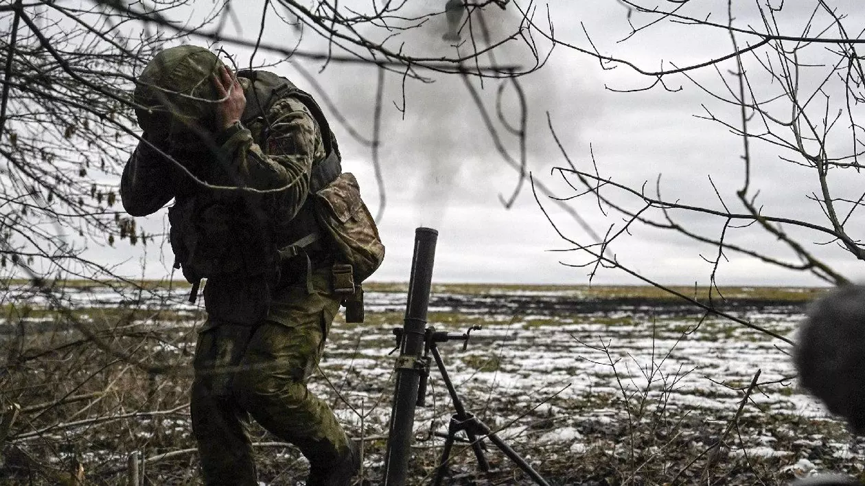 Un militar rus din regimentul 352 al Grupului de forțe Sever (Nord) trage cu un mortier de 82 mm spre pozițiile ucrainene, în contextul operațiunii militare a Rusiei în Ucraina, în regiunea Kursk, Rusia.
