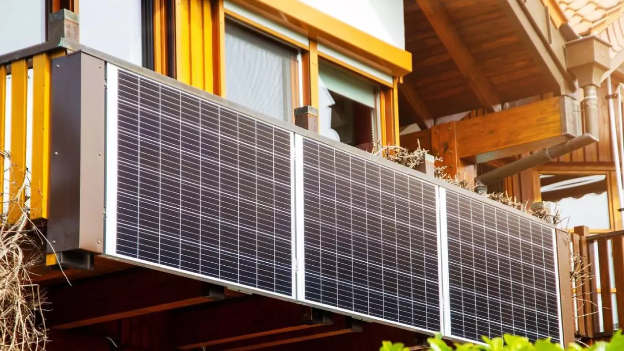 Centrala electrica de balcon: Panouri solare pe balconul unei case decomandate, Foto: Profimedia Images