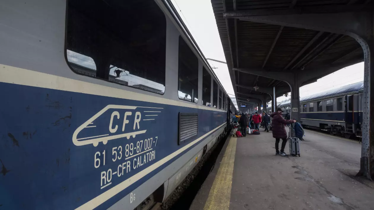 În imagine este ilustrat un tren CFR, albastru