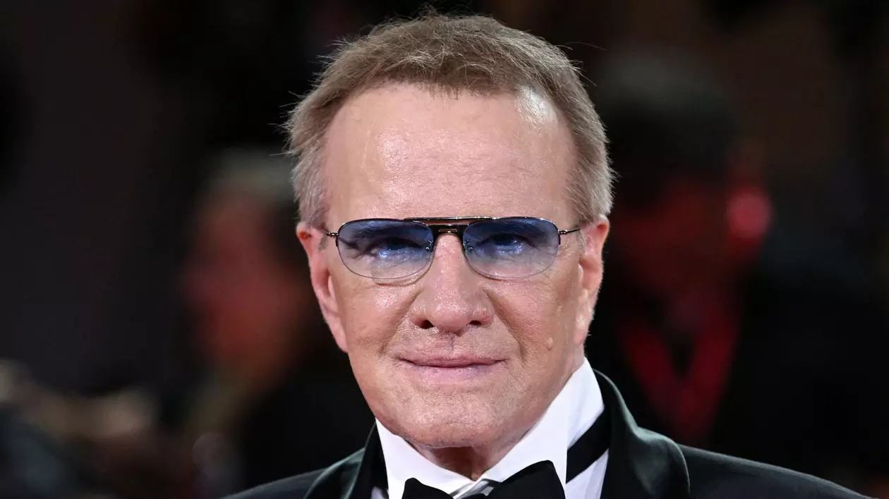 Christopher Lambert surprins la Festivalul Internațional de Film de la Veneția în timp ce poartă ochelari de soare