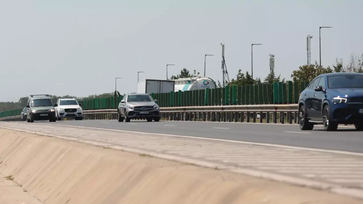 mai multe masini pe o autostrada din romania. circulatia se face pe doua benzi pe sens