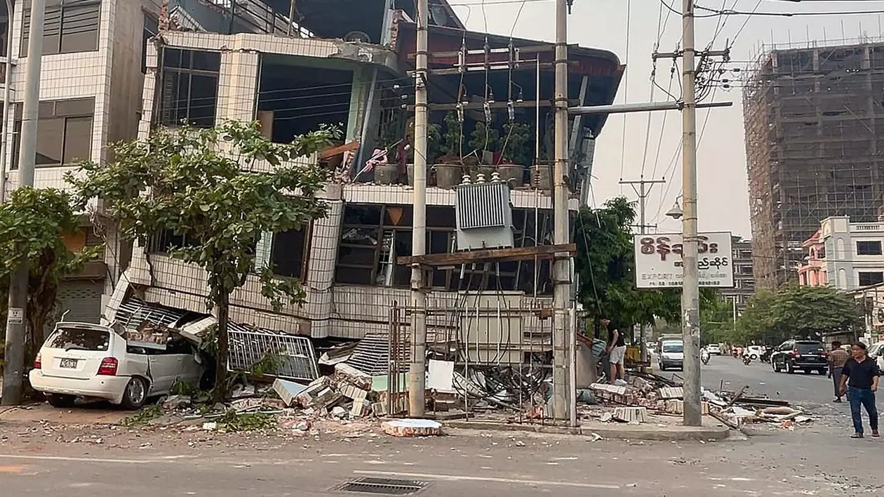 Clădire din Mandalay afectată de cutremurul produs vineri, 28 martie