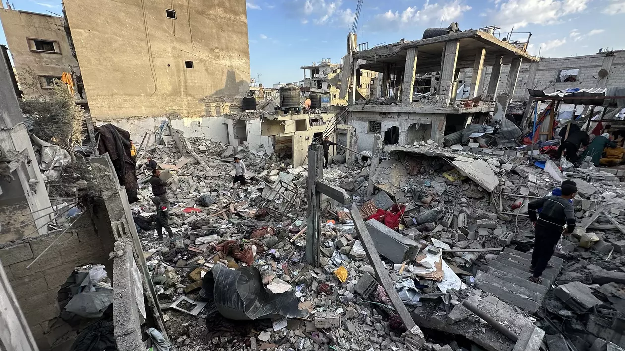 Clădiri distruse după un atac israelian în Khan Yunis, Gaza.