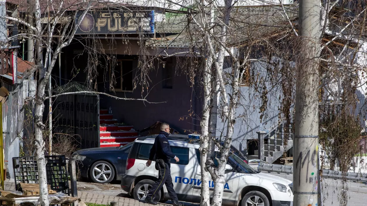 mașina de poliție în fața clubului Pulse