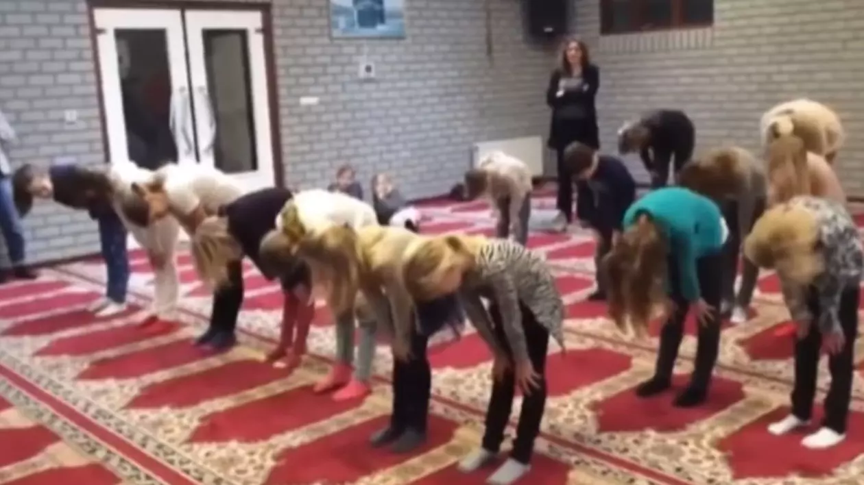 Mai mulți copii apar într-o moschee, în timp ce imită gesturile de rugăciune ale musulmanilor, în Olanda