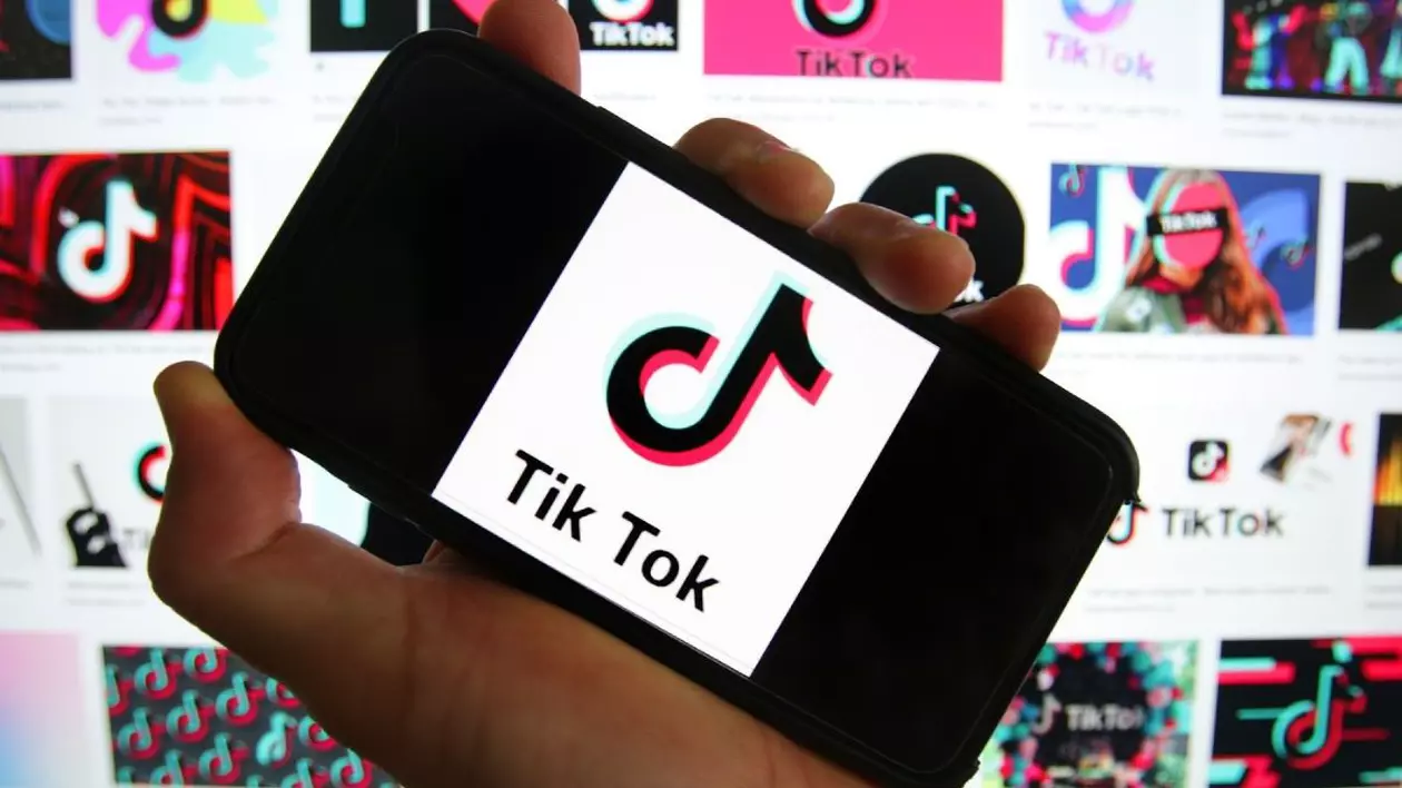 un copil ține în mână un telefon și foloșeste platfoma chineză de social media TikTok
