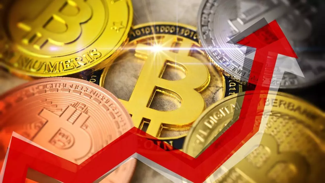 Mai multe monede aurii și argintii cu semnul Bitcoin, iar deasupra lor este o săgeată roșie cu vârful în sus care indică o creștere