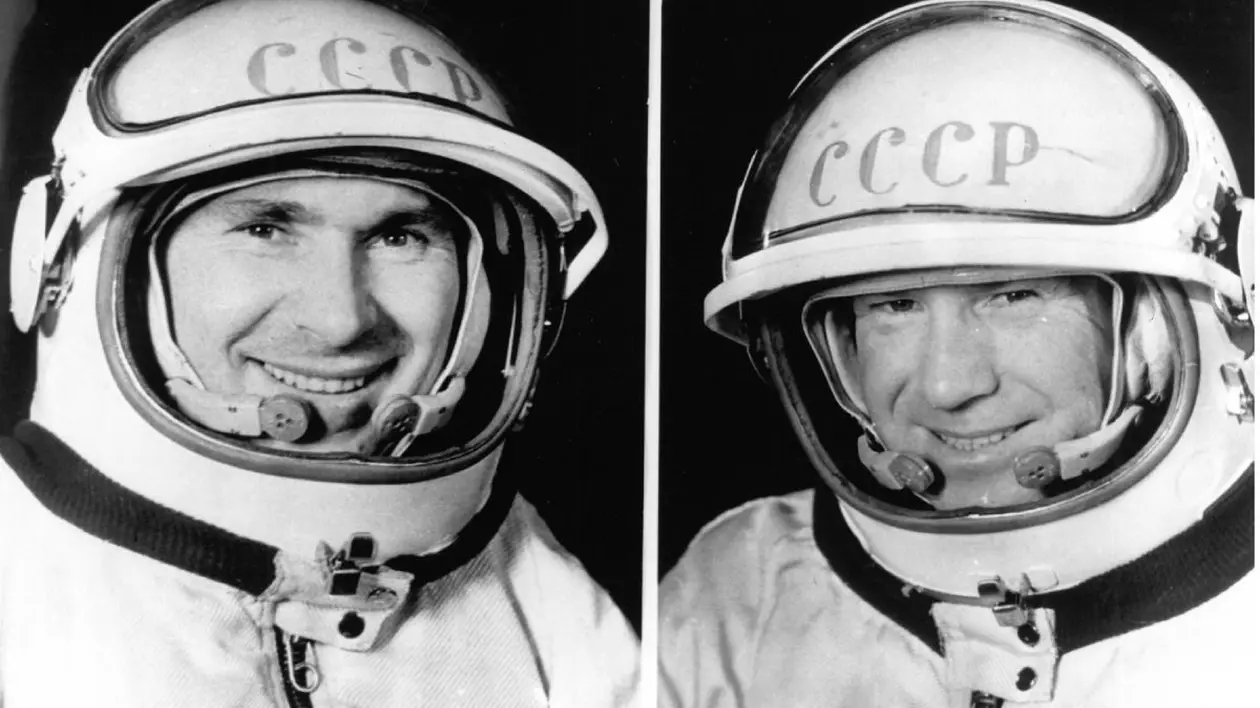 Cosmonautul sovietic Pavel Belyaev (stânga) și comandantul Vokshod 2 Alexei A Leonov (dreapta) al doilea pilot al navei spațiale 1965 Foto: Profimedia Images