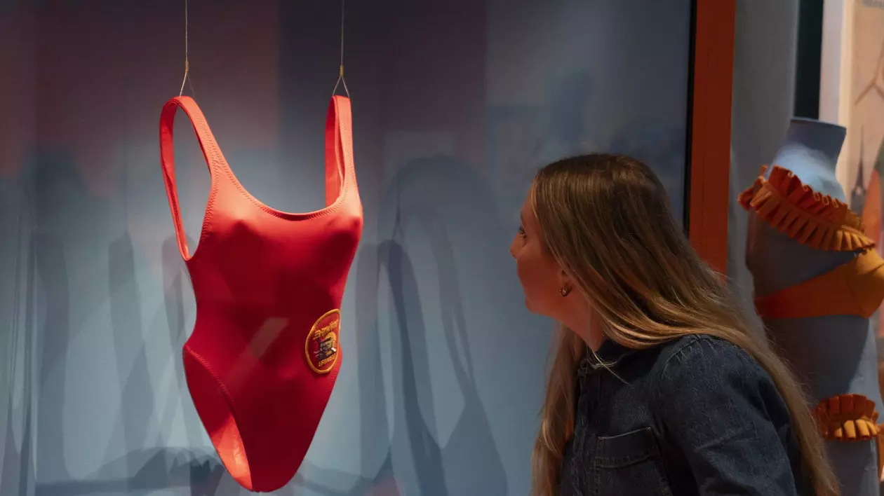Celebrul costum de baie al Pamelei Anderson din „Baywatch” a fost expus la Londra: „E piesa centrală”