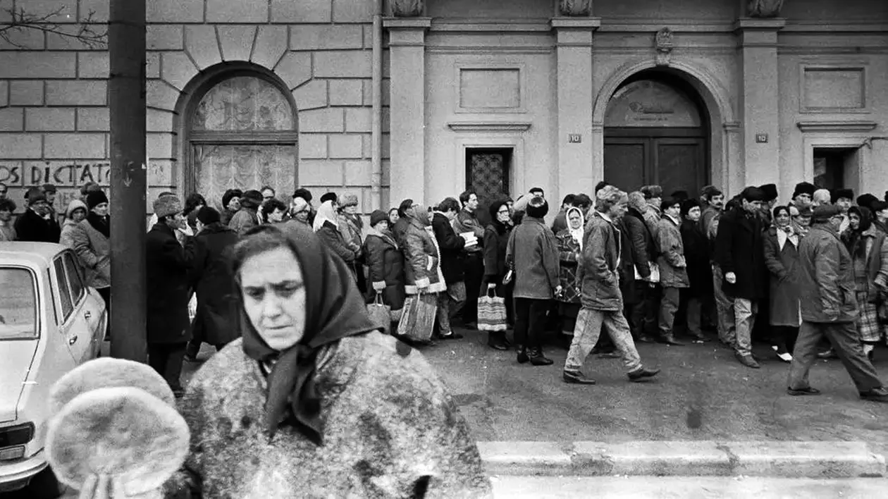 Cozi in Comunism Fotografie de Norihiro Haruta