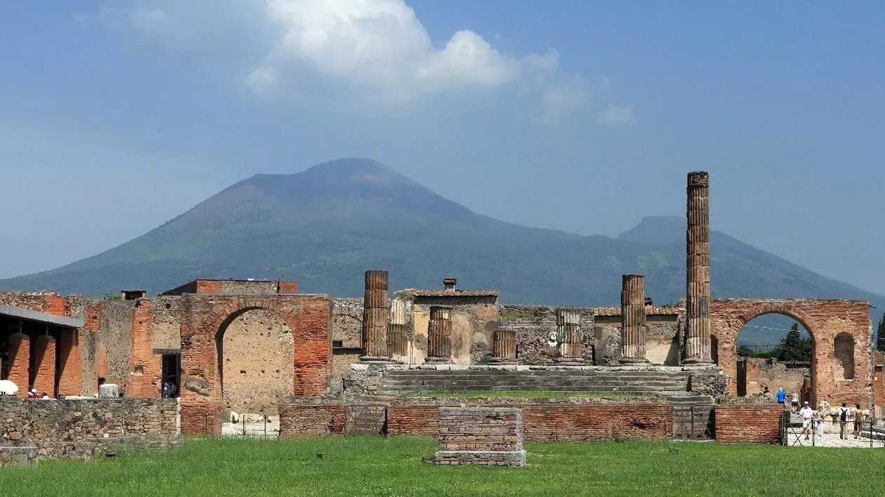 Vulcanul Vezuviu, Italia, Campania, Pompei, în fundal, în fața lui ruine romane din situl arheologic