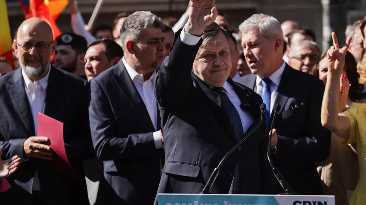 Crin Antonescu le face cu mâna susținătorilor, după depunerea candidaturii la BEC. Foto Vlad Chirea/Libertatea