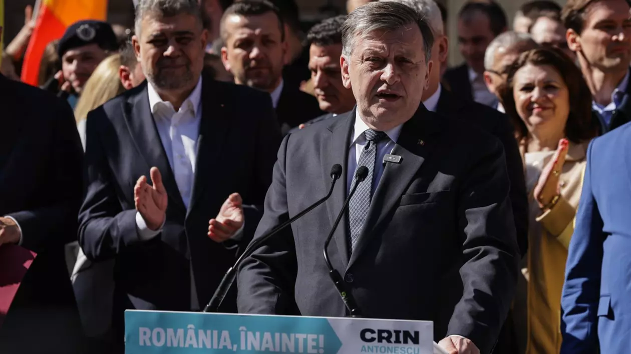 Crin Antonescu surprins în timp ce face declarații, după ce și-a depus candidatura la alegerile prezidențiale.