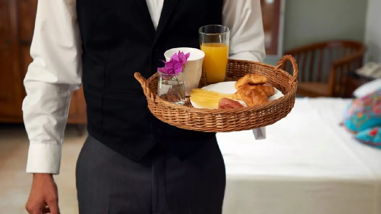 Ospătar cu tavă pentru micul dejun