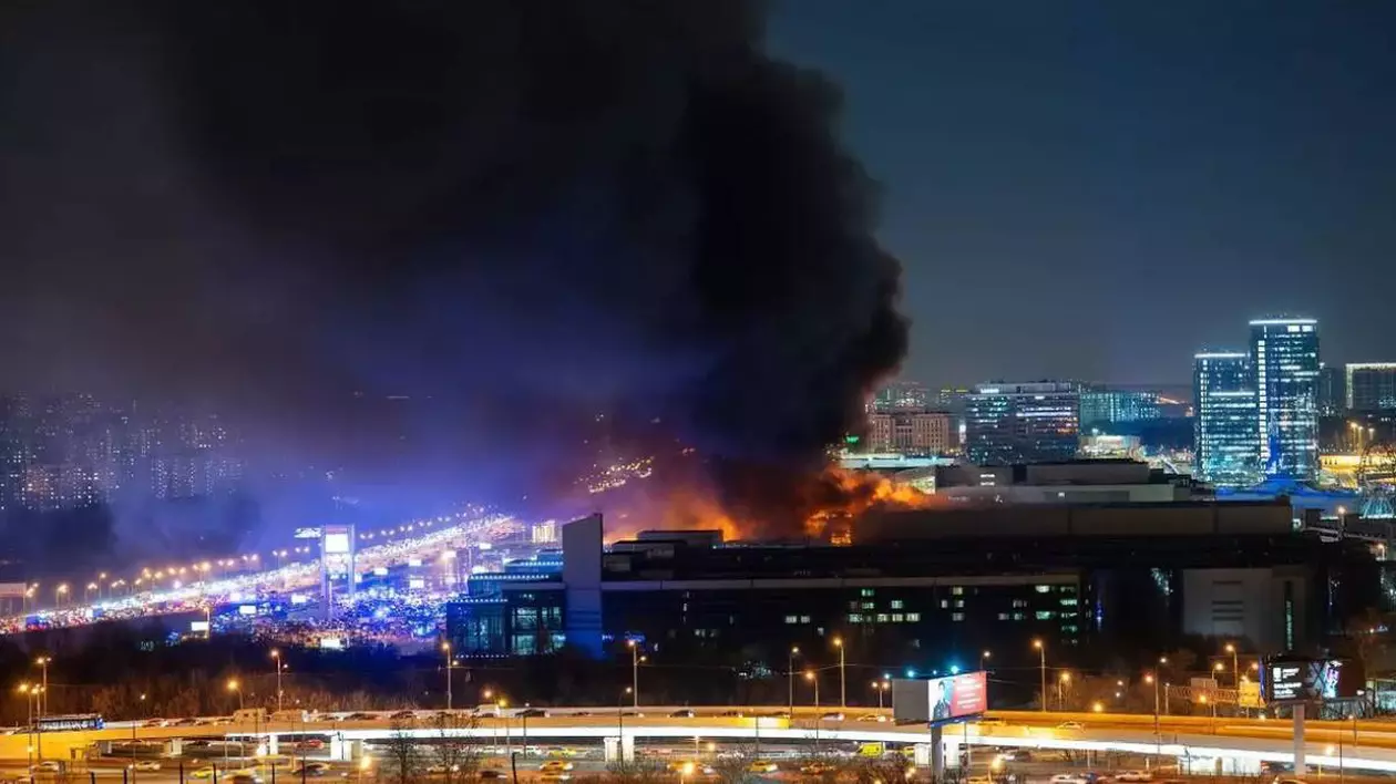 cladire din rusia in flacari se observa fum negru deasupra orasului