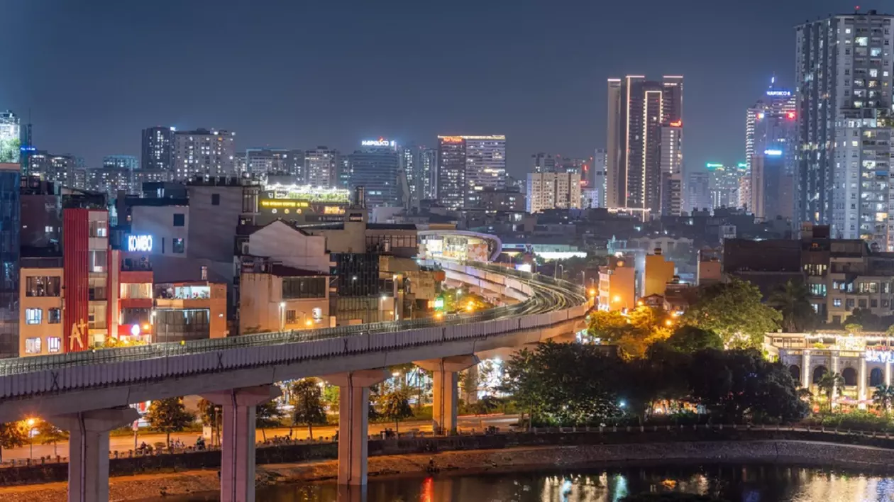 Vedere panoramică seara asupra capitalei vietnameze Hanoi