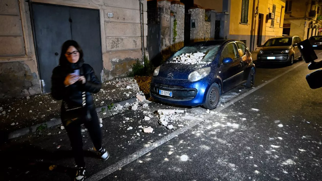 Napoli: 13 martie 2025, 01:25, Cutremur în Campi Flegrei, 20 de cutremure în timpul nopții, cel mai puternic de magnitudine 4,4: pagube în Bagnoli și Fuorigrotta