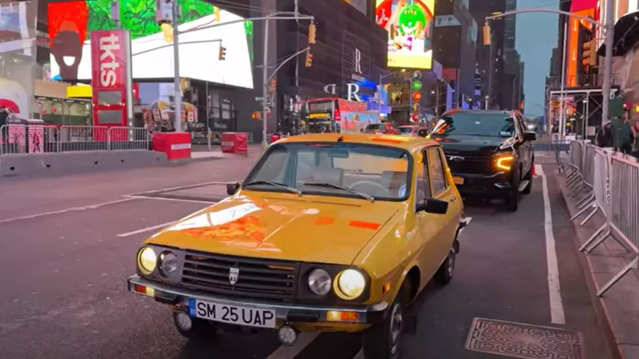 o masina dacia 1310 galbena parcata langa trotuar pe o strada din Time Square New York