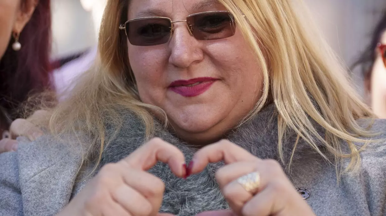 Diana Sosoaca pozeaza facand o inimioara cu mainile langa sustinatori dupa depunerea listelor cu candidatii partidului pentru alegerile parlamentare, la sediul Biroului Electoral de Circumscriptie al Municipiului Bucuresti, joi, 17 octombrie 2024.