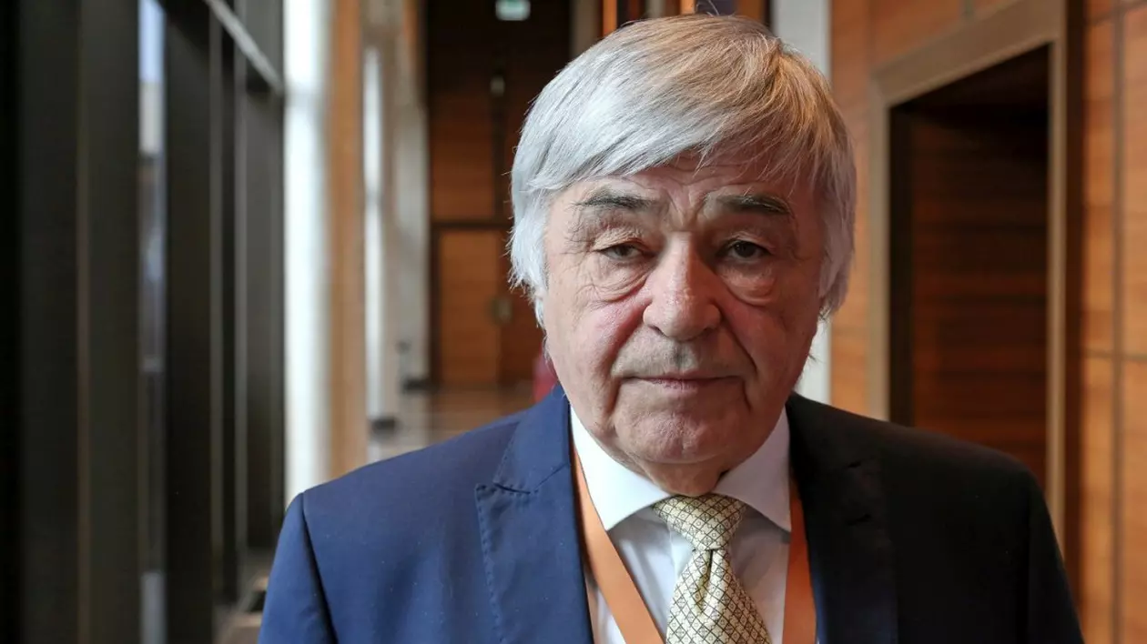 Dimitrie Muscă, fermier român, îmbrăcat la costum