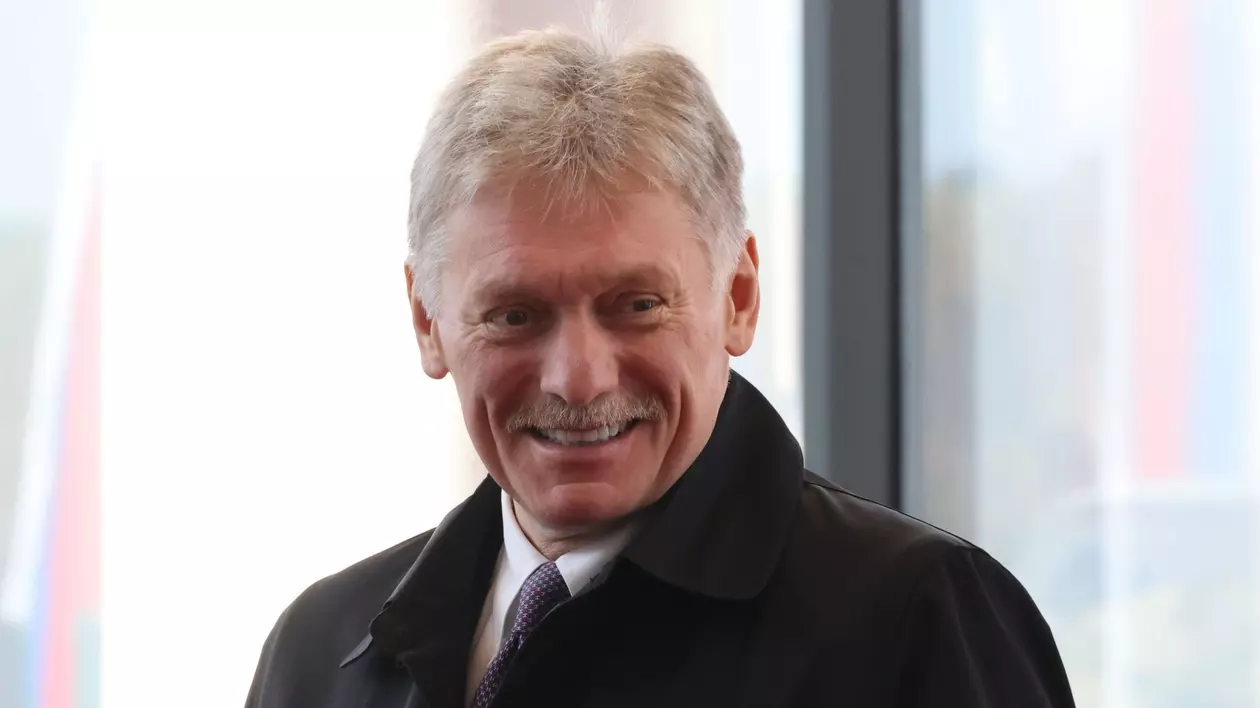 Dmitri Peskov, purtătorul de cuvânt al Kremlinului, surprins în timp ce zâmbește