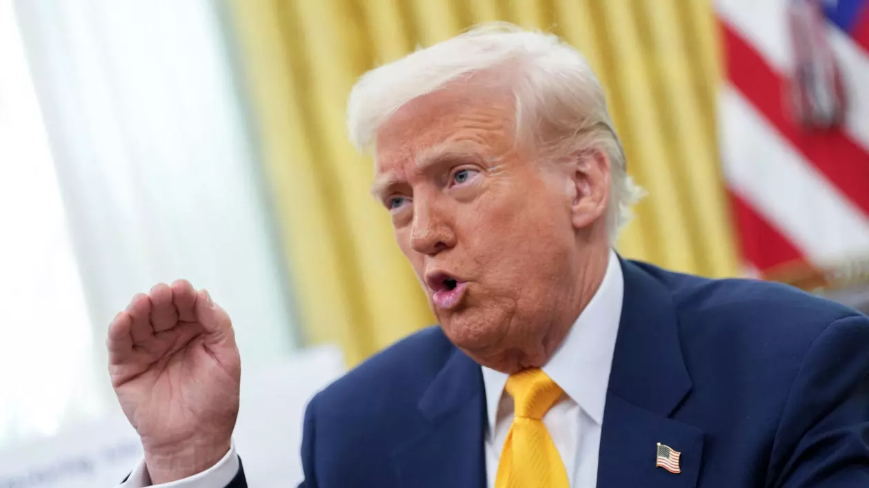 Donald Trump surprins cu o mână ridicată, în timp ce a făcut vineri, 7 martie, declarații în fața presei, în Biroul Oval