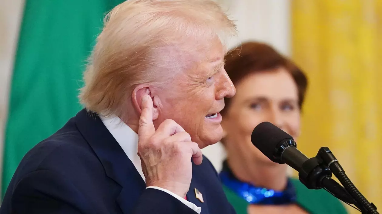 Donald Trump, suspectat că folosește machiaj pentru a acoperi vânătaia de pe mâna dreaptă. Foto: Profimedia