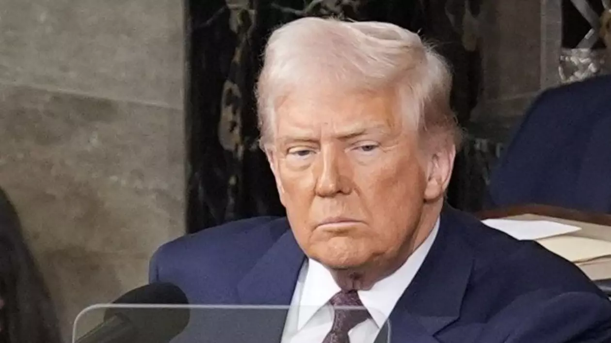 Donald Trump, președintele SUA, în prim plan, într-un costum albastru închis
