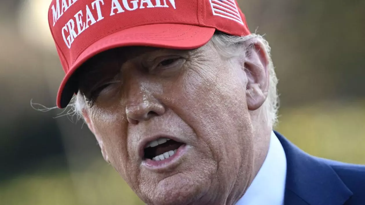 Președintele SUA, Donald Trump, vorbește presei înainte de a pleca de la Casa Albă spre Mar-a-Lago din Washington, DC, Statele Unite ale Americii, având pe cap o șapcă roșie pe care scrie Make America great again, 28 februarie 2025