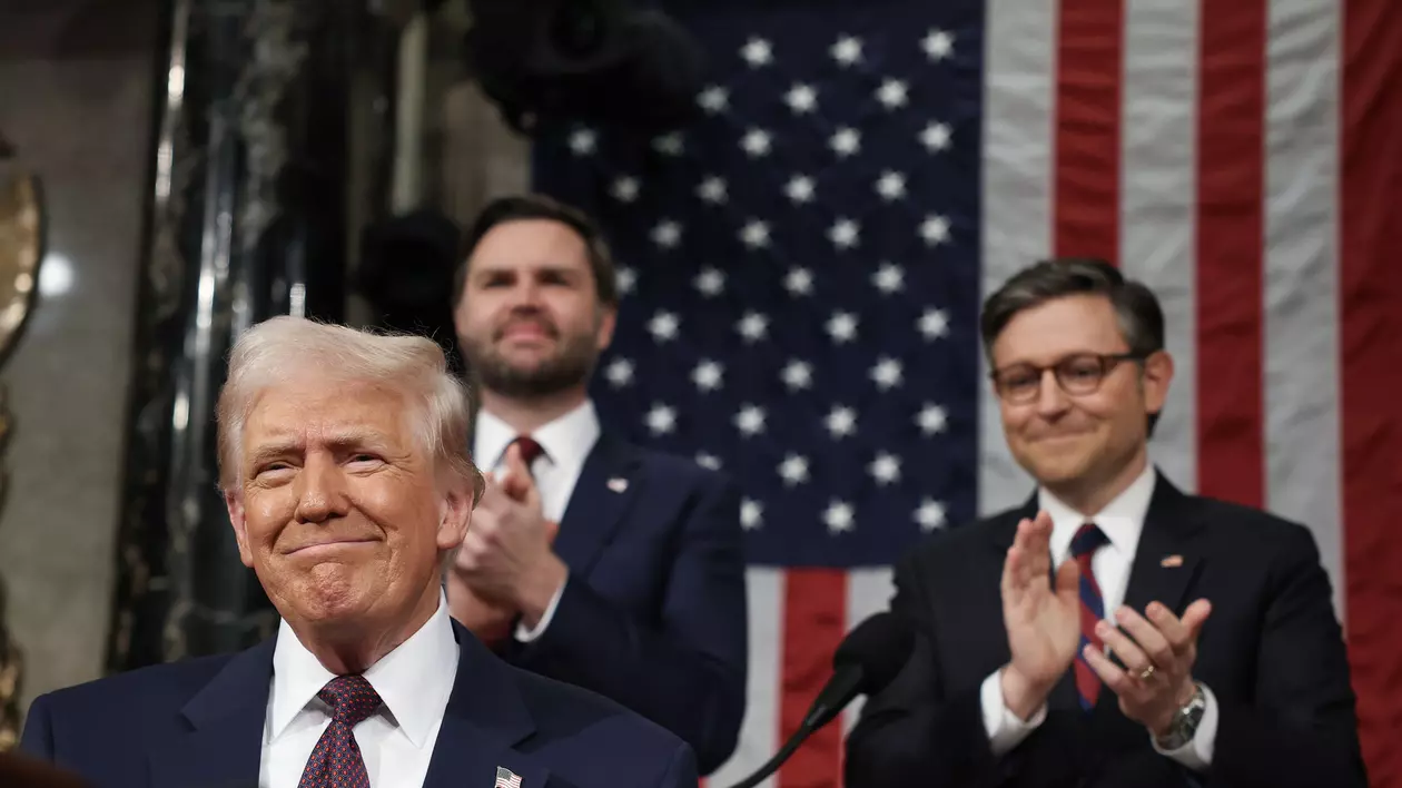 Donald Trump, Președintele Camerei americane Mike Johnson (R-LA) și vicepreședintele JD Vance aplaudă în spatele lui