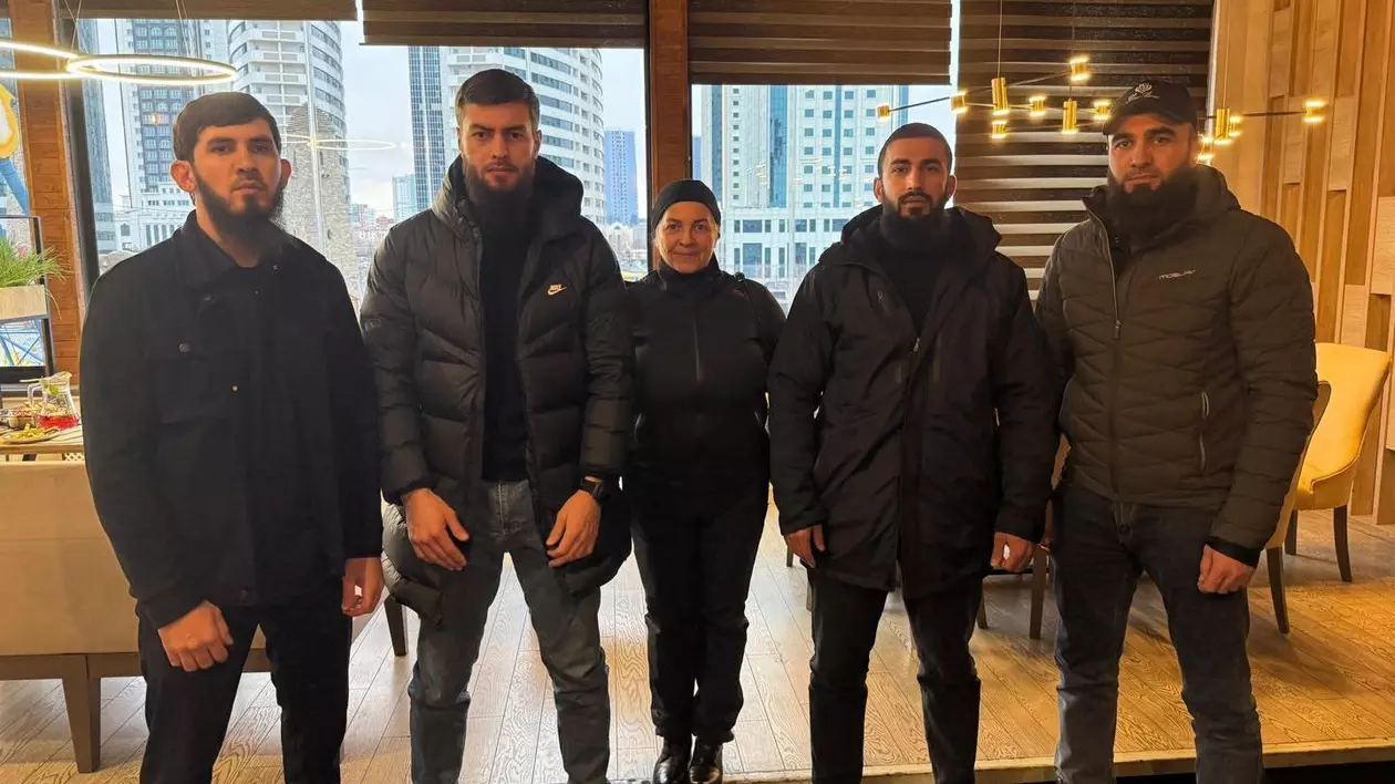 Dorina Mihai intre luptatori ceceni(1)