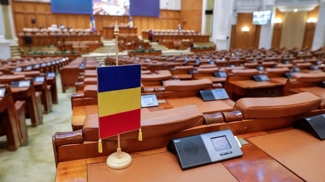 Drapelul României și locuri goale în Camera Deputaților din Palatul Parlamentului.