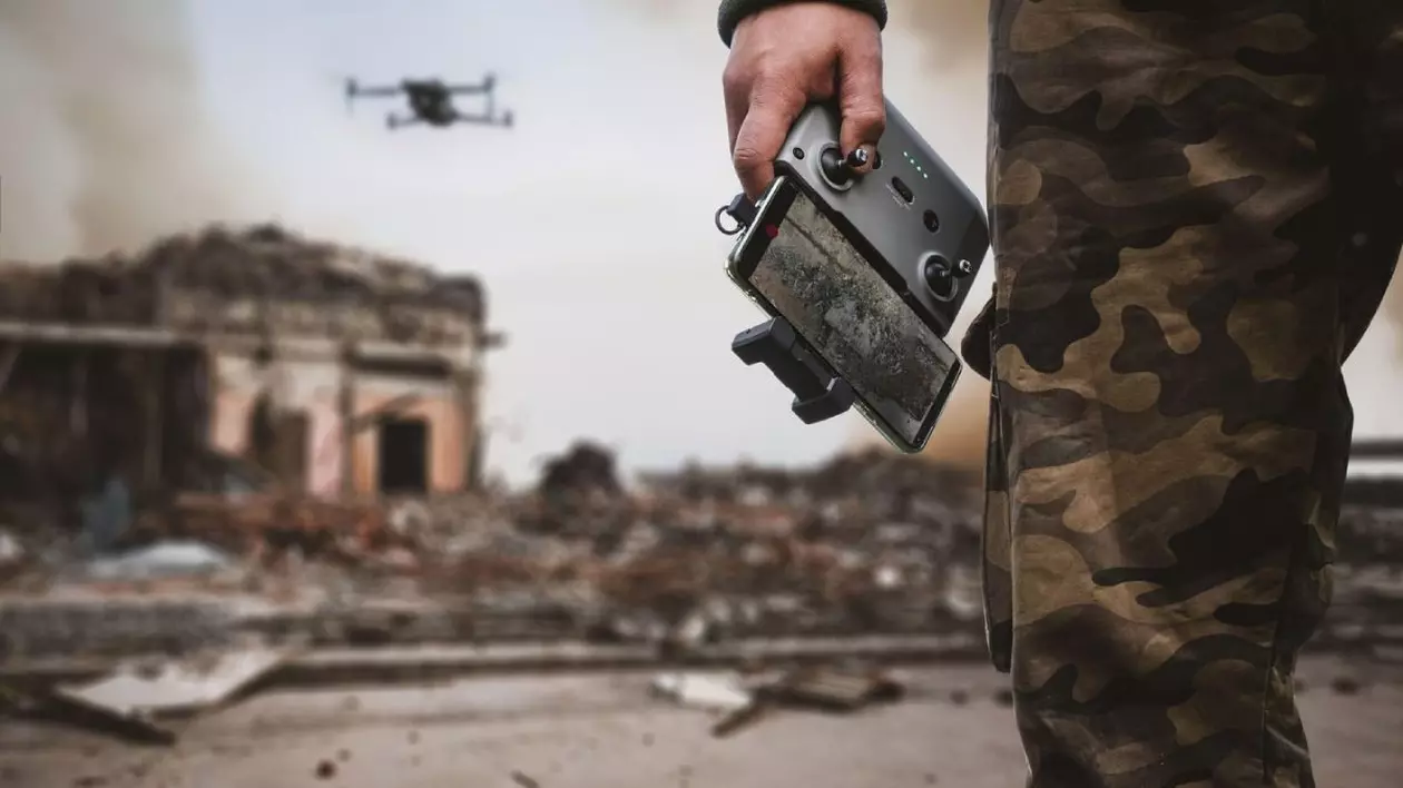 Panoul de control al dronei este în mâna soldatului militar. observatorul de artilerie sau observatorul militar lansează dronă în forța de recunoaștere a cerului pe teritoriul inamic, Foto: Profimedia Images