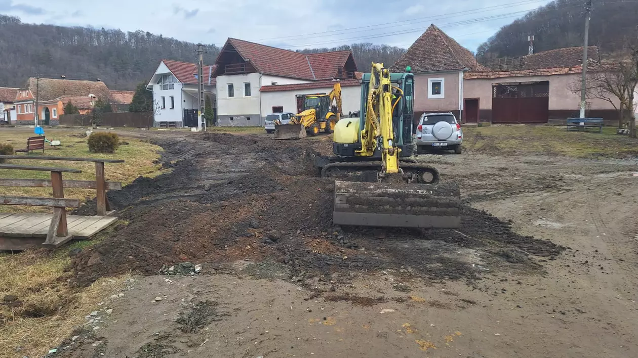 Lucrări de reparații pe un drum de țară. Un utilaj nivelează pământul