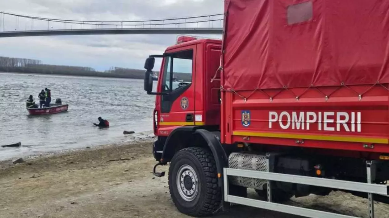 Echipajele ISU intervin pentru scoaterea mașinii din Dunăre. FOTO: ISU Brăila
