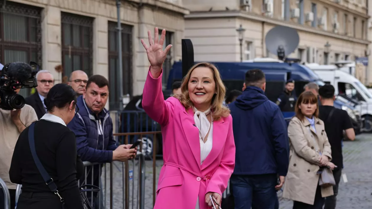 Elena Lasconi la anunțarea candidaturii la alegerile prezidențiale 2025, într-un sacou roz.