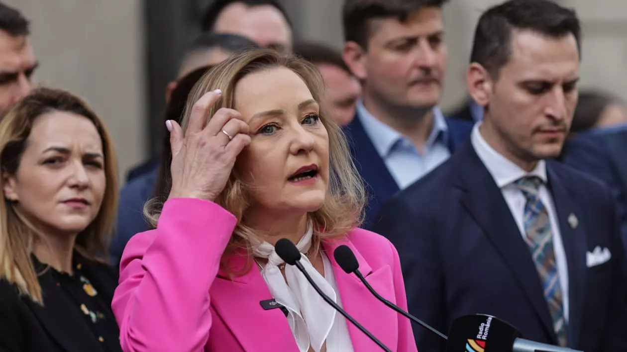Elena Lasconi într-un sacou roz, în fața BEC, după depunerea candidaturii la alegerile prezidențiale 2025