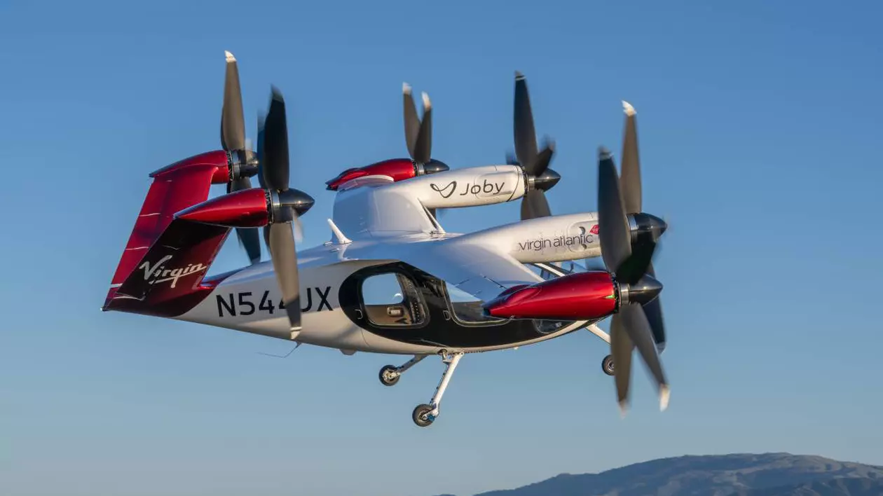elicopter electric cu fuselaj rosu cu alb, motoare cu sase elicii montate pe aripi și pe coada pentru decolarea și aterizarea verticală