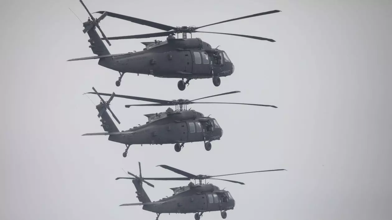 Soldați americani efectuează un exercițiu demonstrativ la baza aeriană NATO Mihail Kogălniceanu de lângă orașul Constanța
