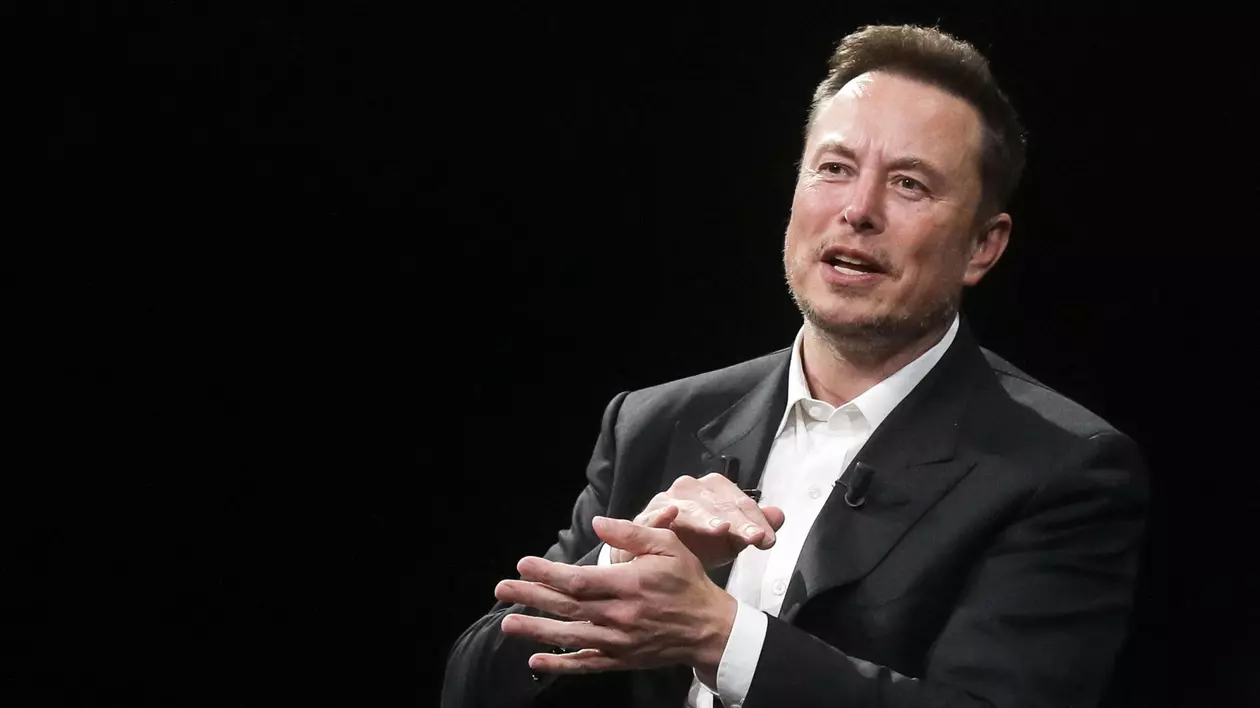 Elon Musk poartă un sacou negru și o cămașă albă