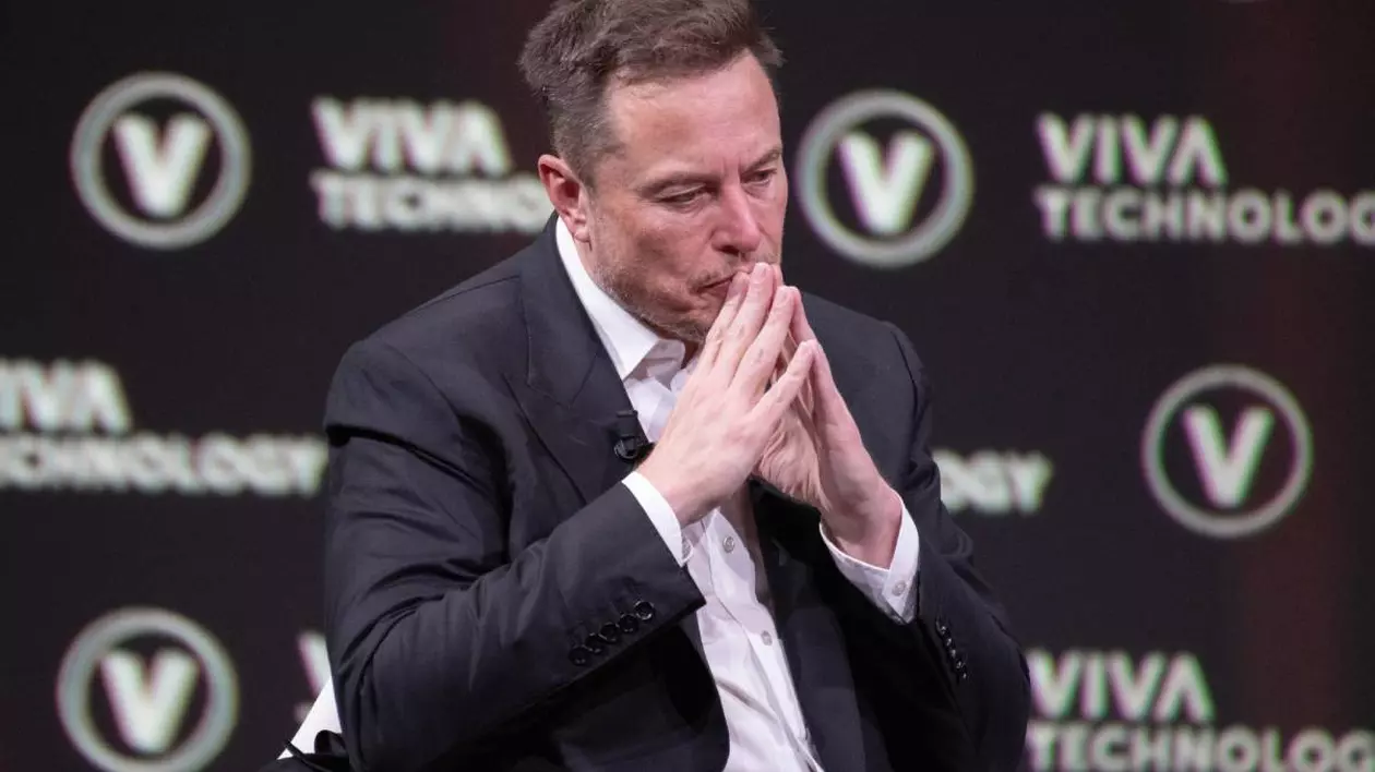 elon musk imbracat la costum in timpul unui interviu tine mainile impreunate ridicate la barbie