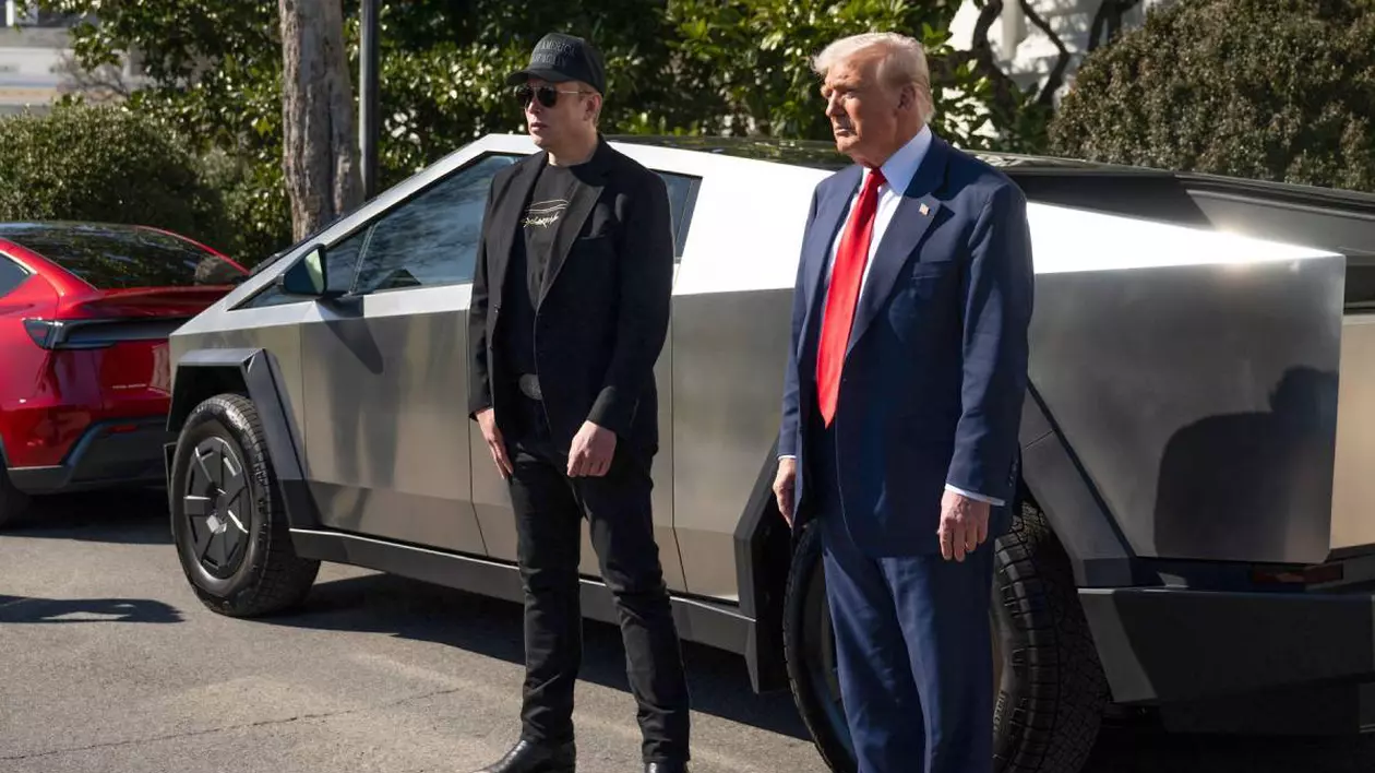 elon musk alaturi de donald trump la casa alba, in spatele lor se afla doua masini tesla