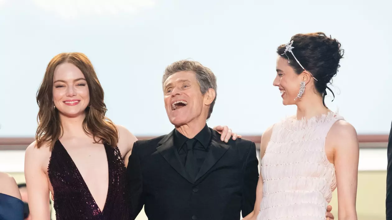 Emma Stone, Margaret Qualley și Willem Dafoe la premiera filmului „Kinds of Kindness” la Cannes, în 2024. FOTO: X