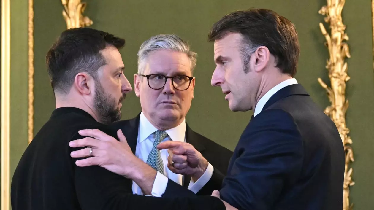 Emmanuel Macron (dreapta), surprins în timpul unei discuții cu Volodimir Zelenski (stânga) și premierul britanic Keir Starmer în marja summitului de la Londra Foto: Profimedia