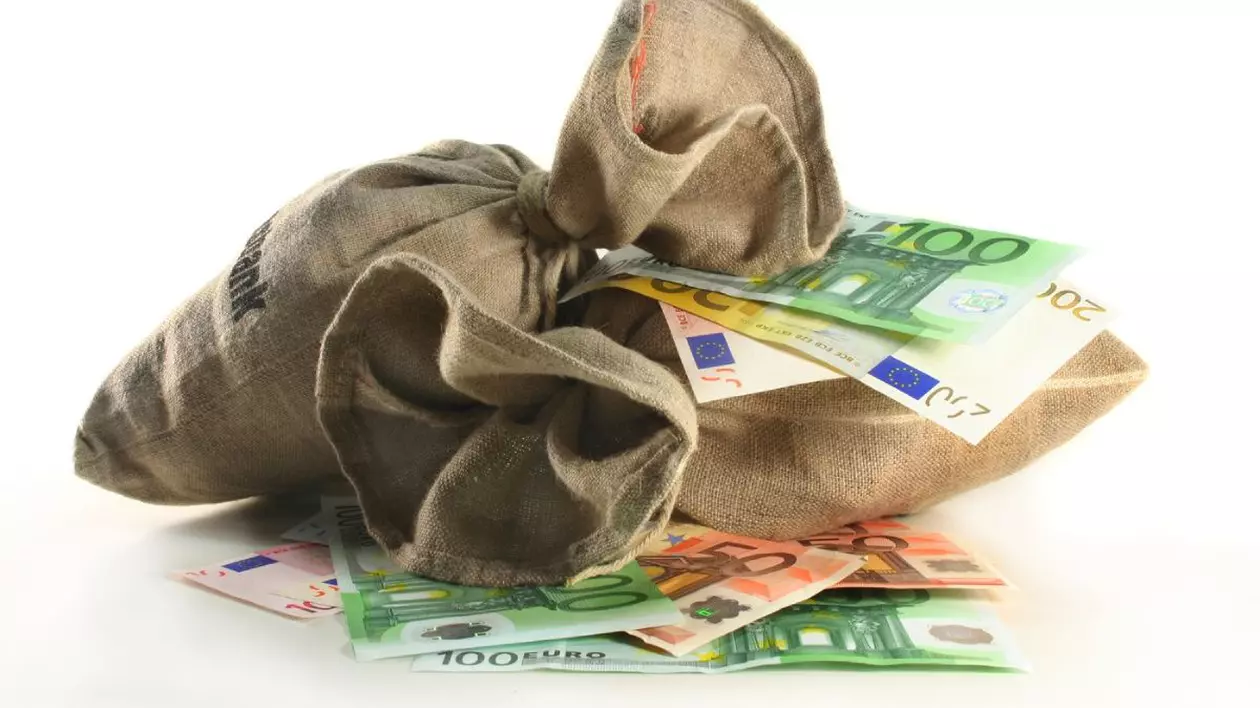 Imagine creativă cu bancnote euro care ies dintr-un sac de culoare maro