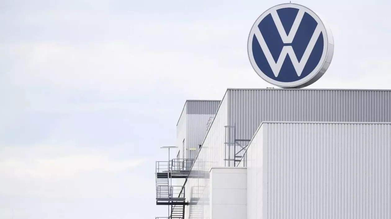 sediu fabrica Volkswagen, se obseva logo-ul companiei pe acoperisul fabricii