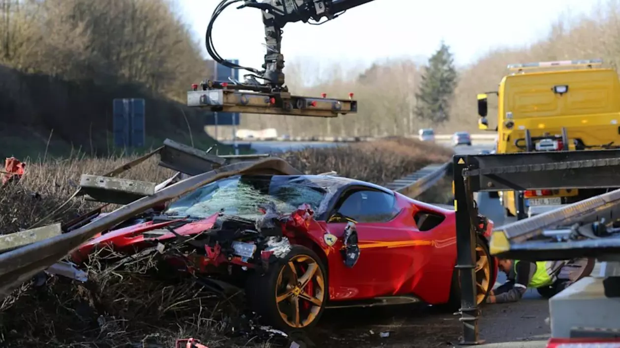 Mașină roșie Ferarri distrusă după un accident pe o șosea