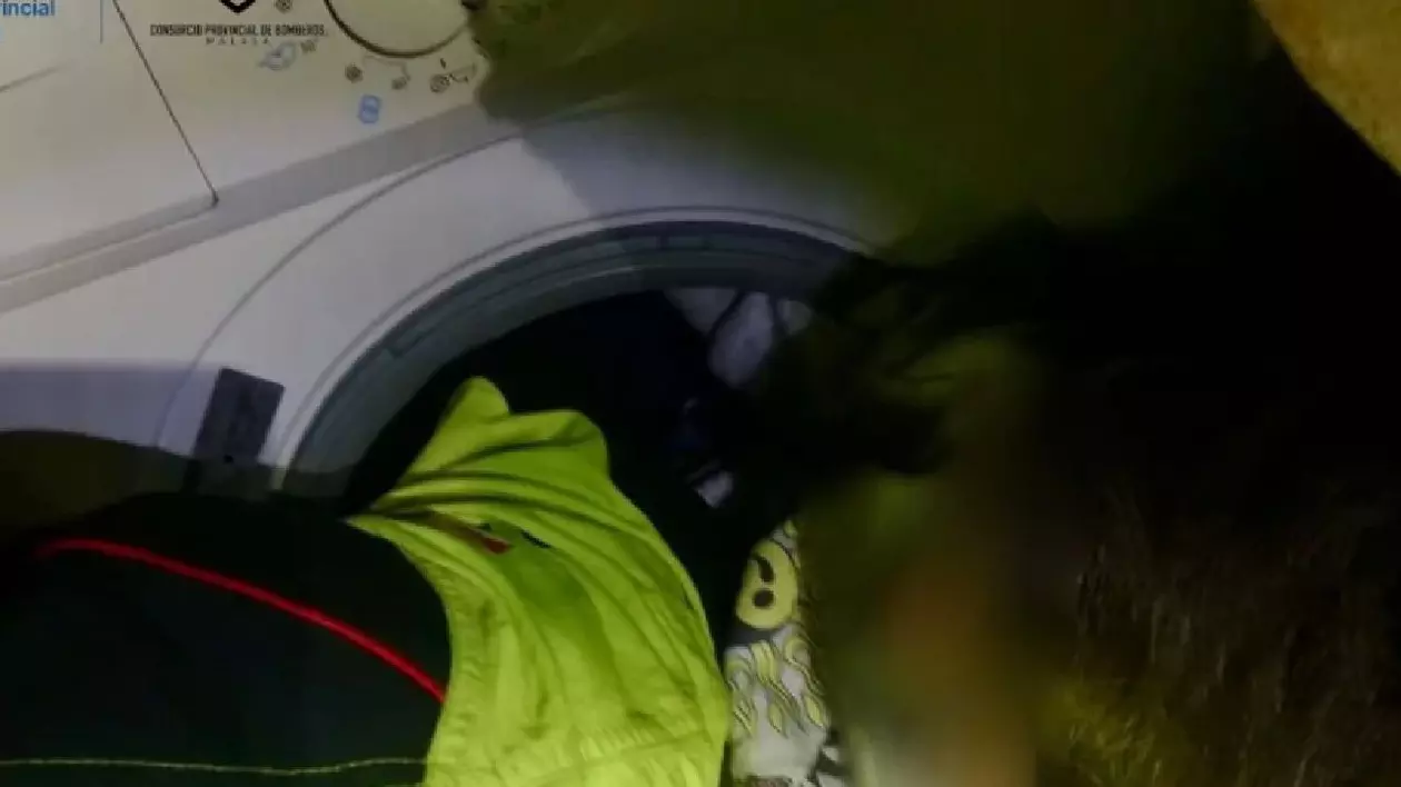 O fetiță de 8 ani blocată în mașina de spălat a fost salvată de pompieri după o oră, în Spania: „Prima dată când văd așa ceva”