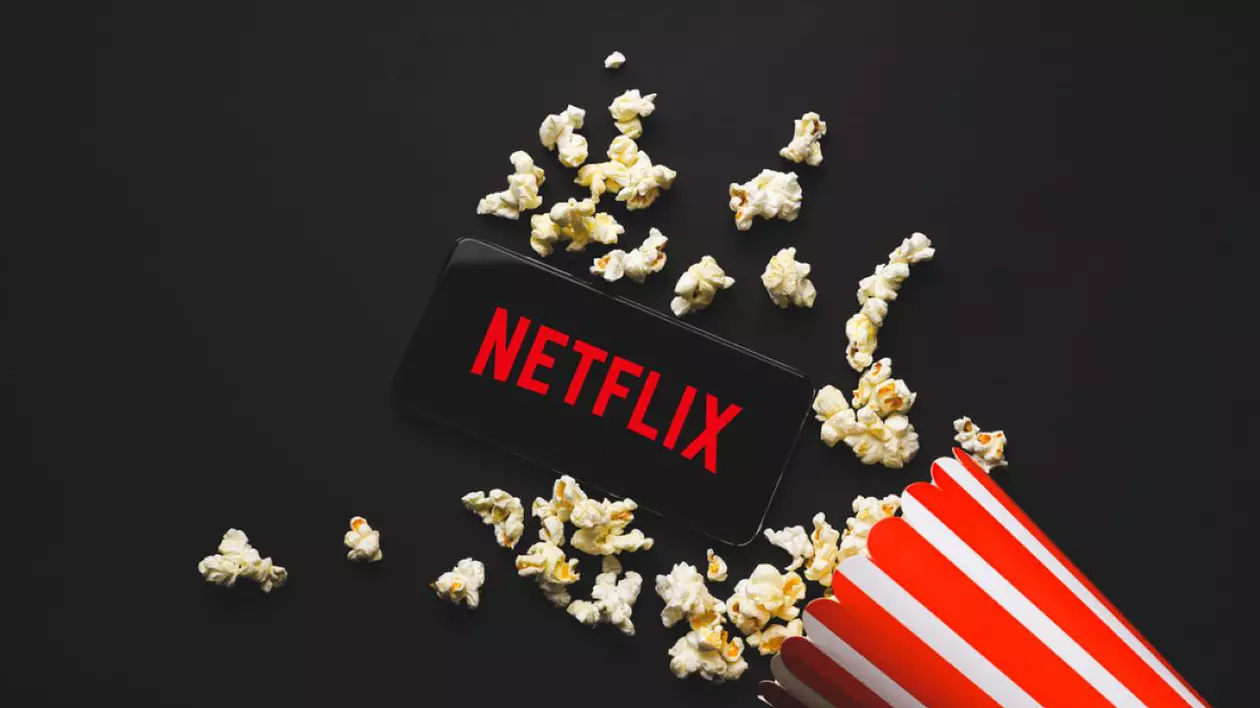 Filme și seriale noi pe Netflix în martie 2025 - logo Netflix, cutie cu popcorn